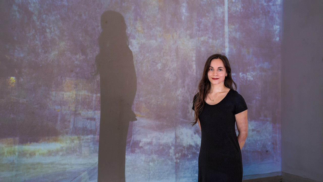 Laura De Luca steht vor einer Wand