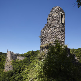 Ruine zwischen Bäumen